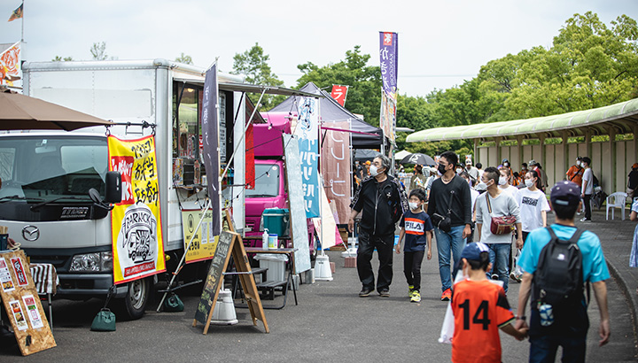 とっても愉快なクラウンがスタジアムに登場！