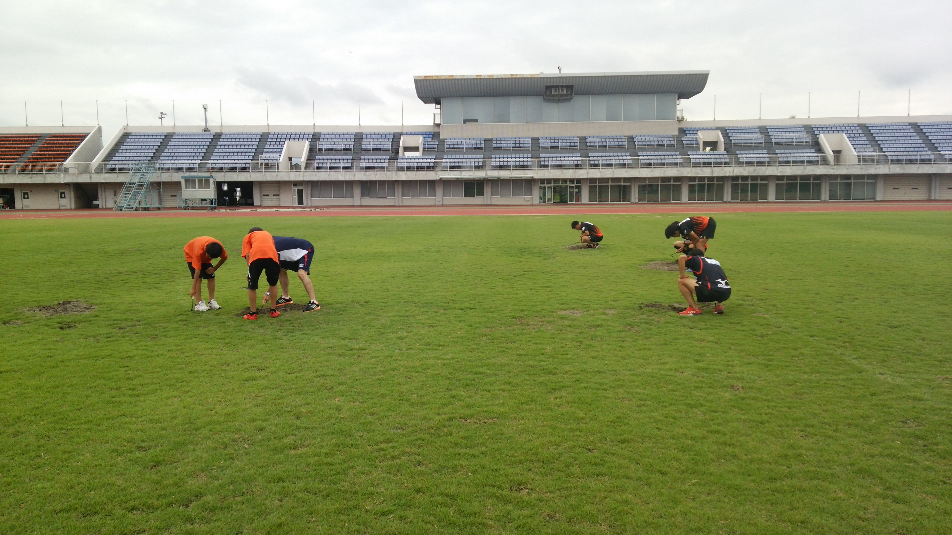 お知らせ 東員町スポーツ公園陸上競技場の芝埋め込み作業行いました ヴィアティン三重公式サイト 三重県にｊリーグを