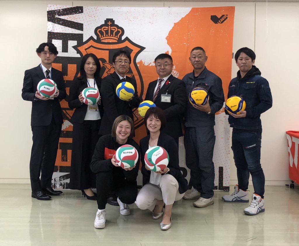 亀山市内の小中学校、亀山高校へボール寄贈プロジェクトを実施しました。